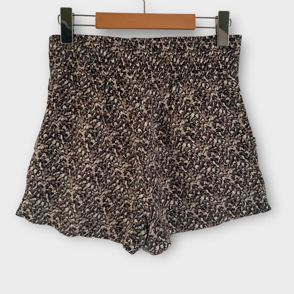 Aritzia Talula Abstract Print High Waisted Shorts - Picture 4 of 7